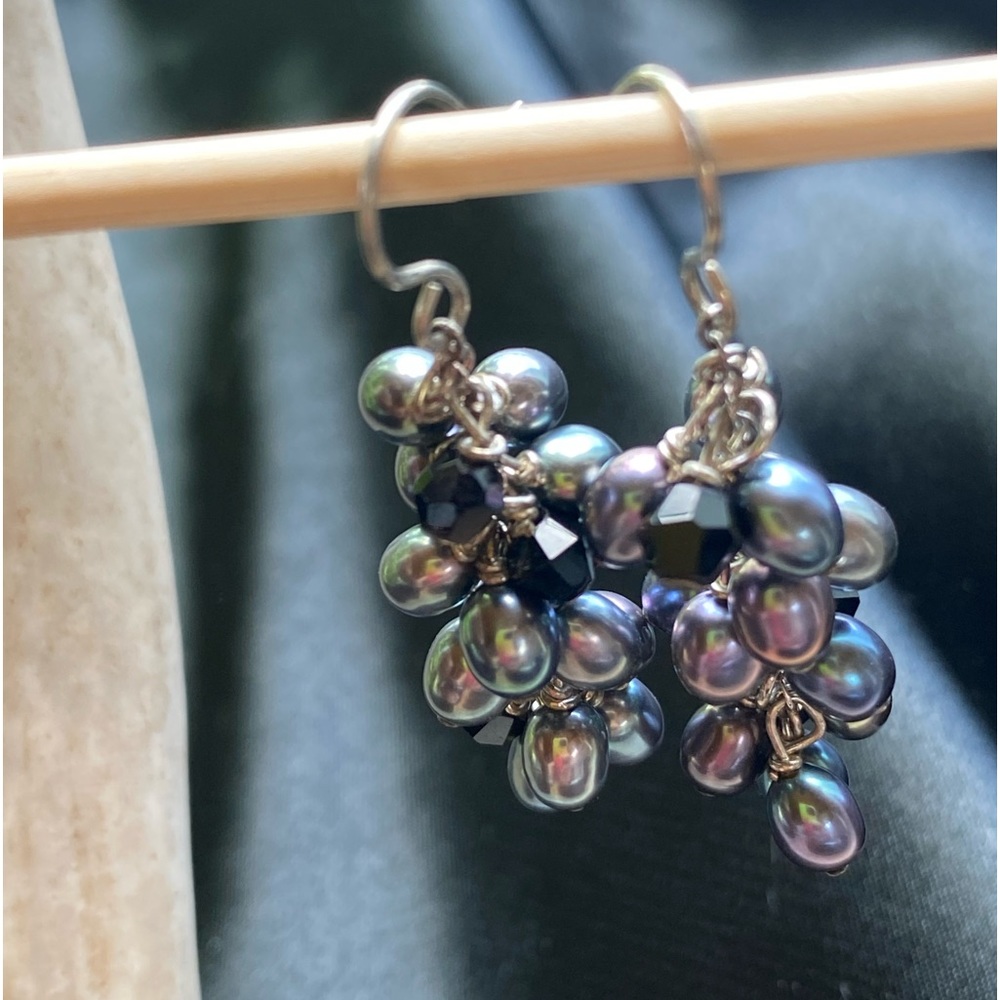 - Lovely  dangling  grape style earring.🍇